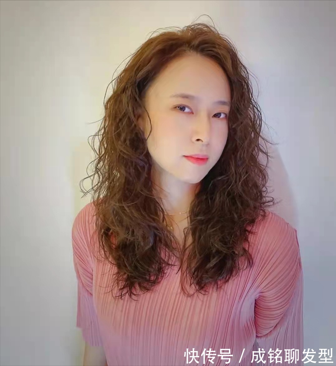 烫发|天凉了头发也该烫了!今年流行的“全头烫”上线,准备烫发请收藏