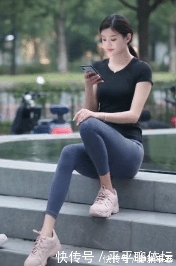高挑 黑色T恤搭配深蓝色瑜伽裤,展现高挑身材,纤细美感