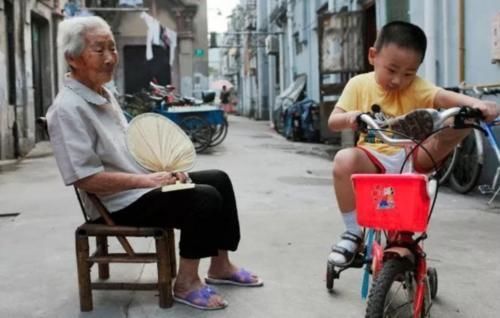 假带娃|有一种拖累叫“老人假带娃”,看起来很辛苦其实全凭嘴,太坑娃