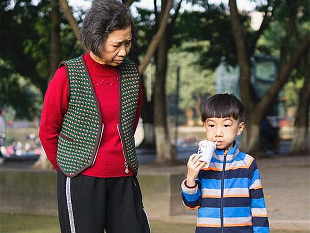 深思|为一个鸡腿男孩直接跳轨，引父母深思：废掉一个孩子有多简单