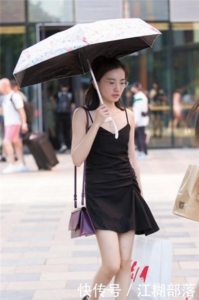 街拍性感多姿的小姐姐,轮廓性感分明,很不错的姑娘