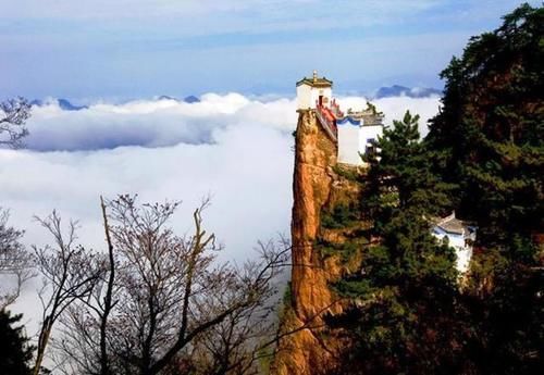 最险峻道观！建在1665米悬崖上，靠４根石条屹立500年不倒