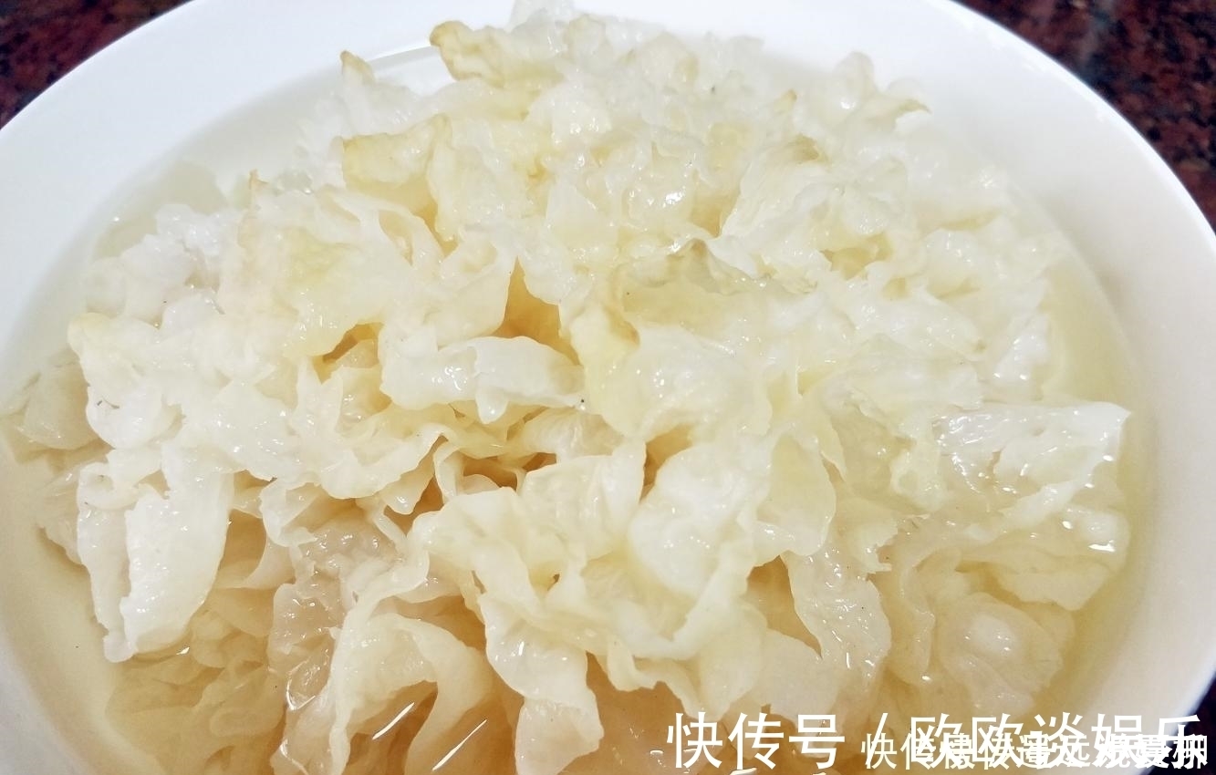 热水|银耳是用冷水泡,还是热水泡很多人搞不懂,难怪不出胶还难吃
