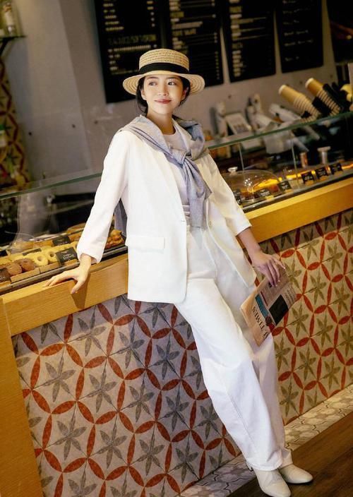 ?今夏不流行裙子配高跟鞋了，这样搭才是真的美，像三木一样有气质