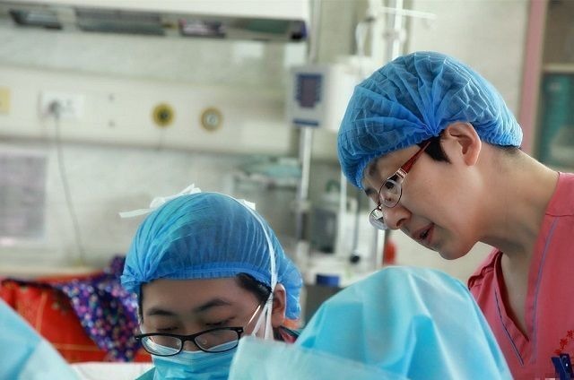 产妇|顺产时,“自然撕裂”和“侧切”有什么区别?产科医生说出了实情