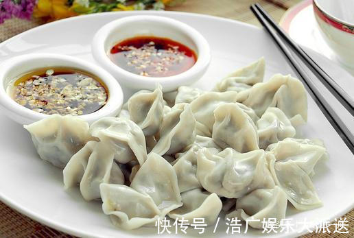 煮饺子时,先下锅煮就错了!多加这一步,饺子口感鲜嫩不破皮