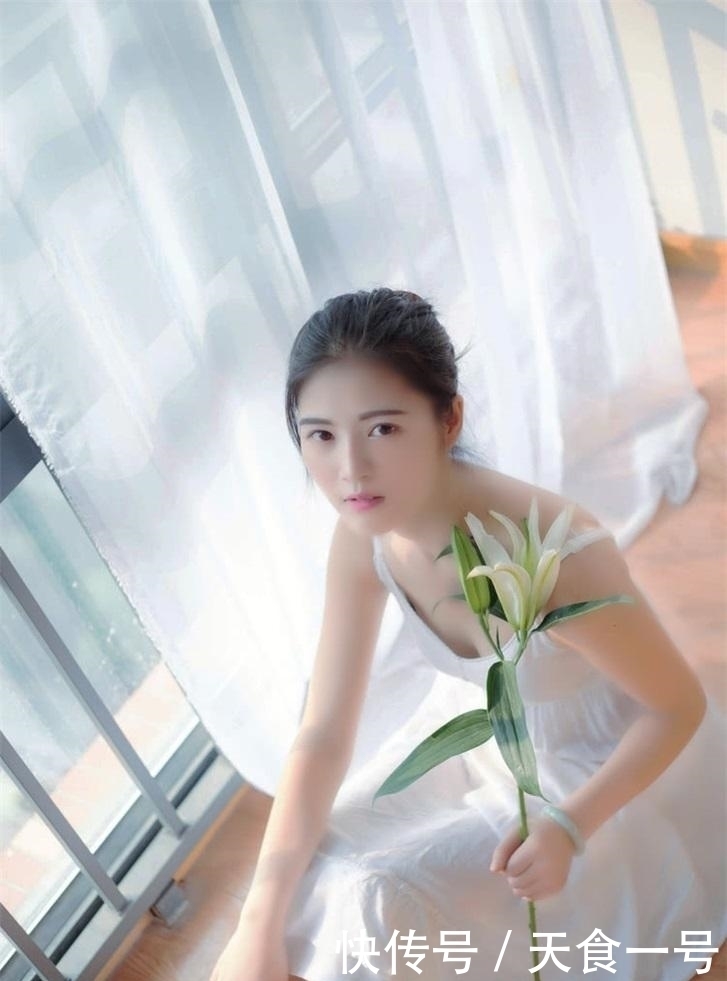 丰满红润的美女,搭配时髦,充满女人味!