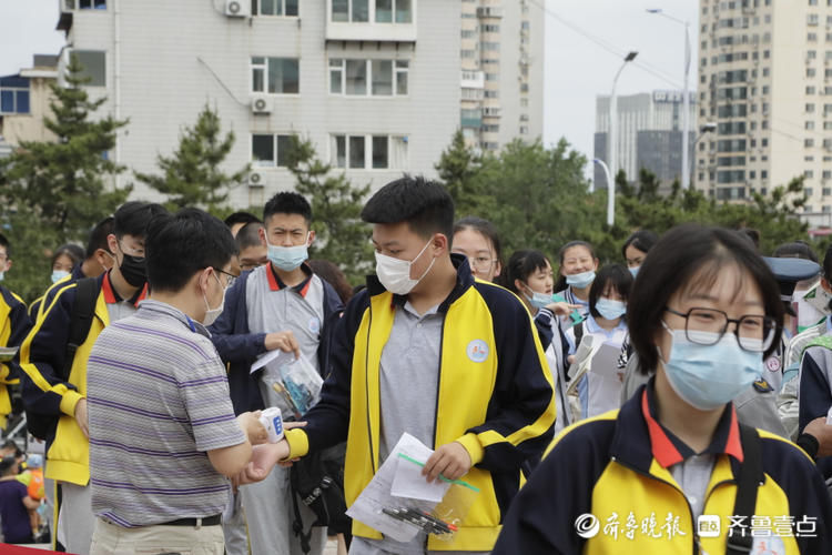 考生们|2021年烟台中考首日开考！芝罘中学考点外考生有序进场