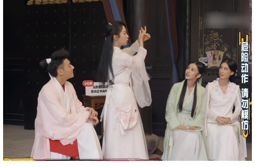 动作|杨紫现场秀隐藏技能，当她用手指变花，在场嘉宾都被吓得张大了嘴