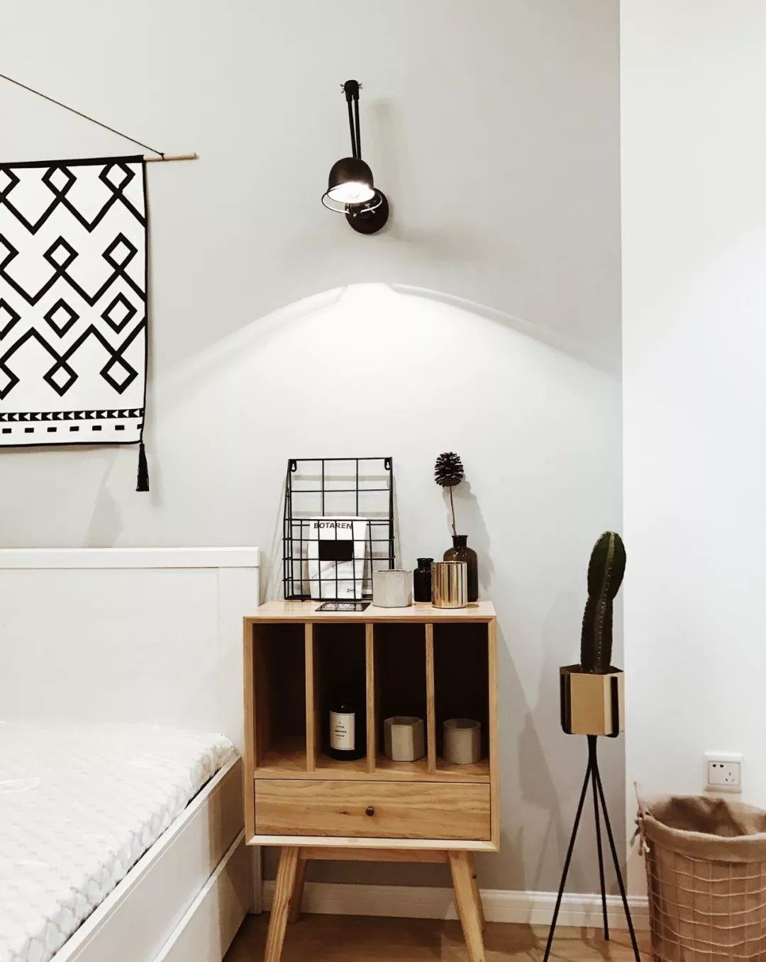 小户型|别看床头柜不起眼，小户型卧室没了它，总感觉少了什么