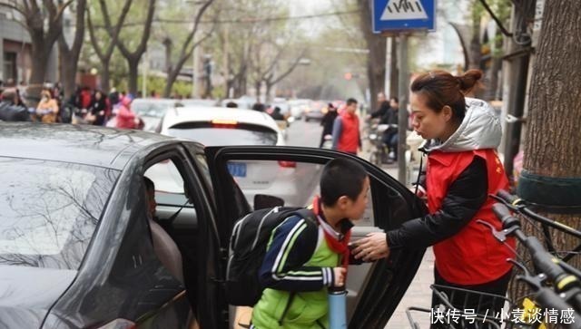 儿子质问妈妈:为啥别的妈都开车就你骑电动?宝妈回答堪称教科书