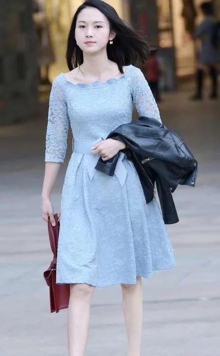  小姐姐|街拍小姐姐身穿黑色上衣，浅色短裤，长得好甜美