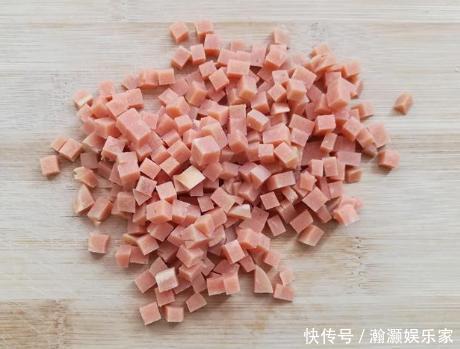 剩米饭升级做法,不炒不煮也不煎,两手一捏,我连吃了3天也不腻