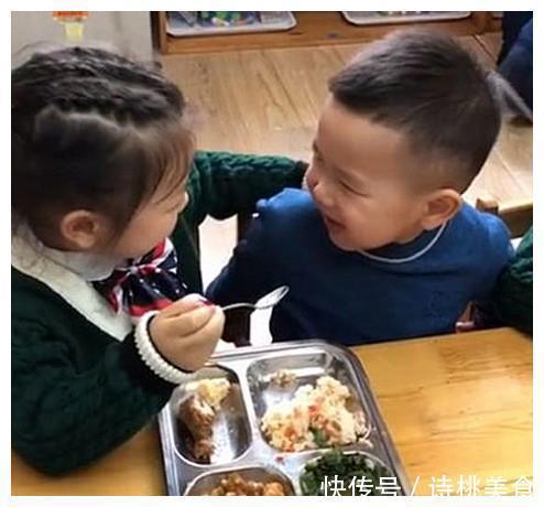 宝妈|可爱,龙凤胎宝宝共吃一份饭,姐姐吹凉了喂弟弟,弟弟顶脑门感谢