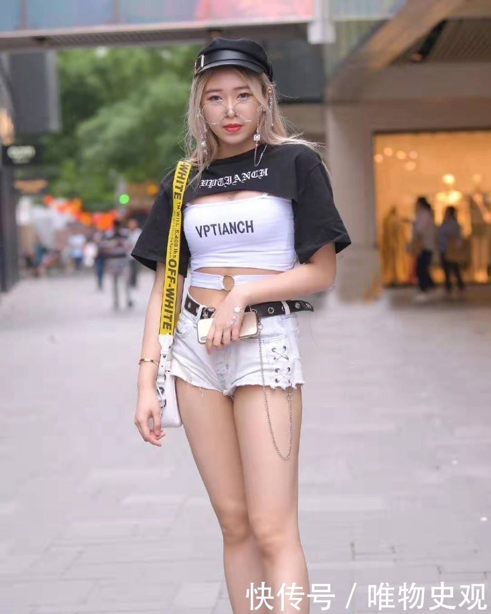 非常精致的小仙女穿搭,吊带设计的T恤+牛仔短裤,充满青春活力感