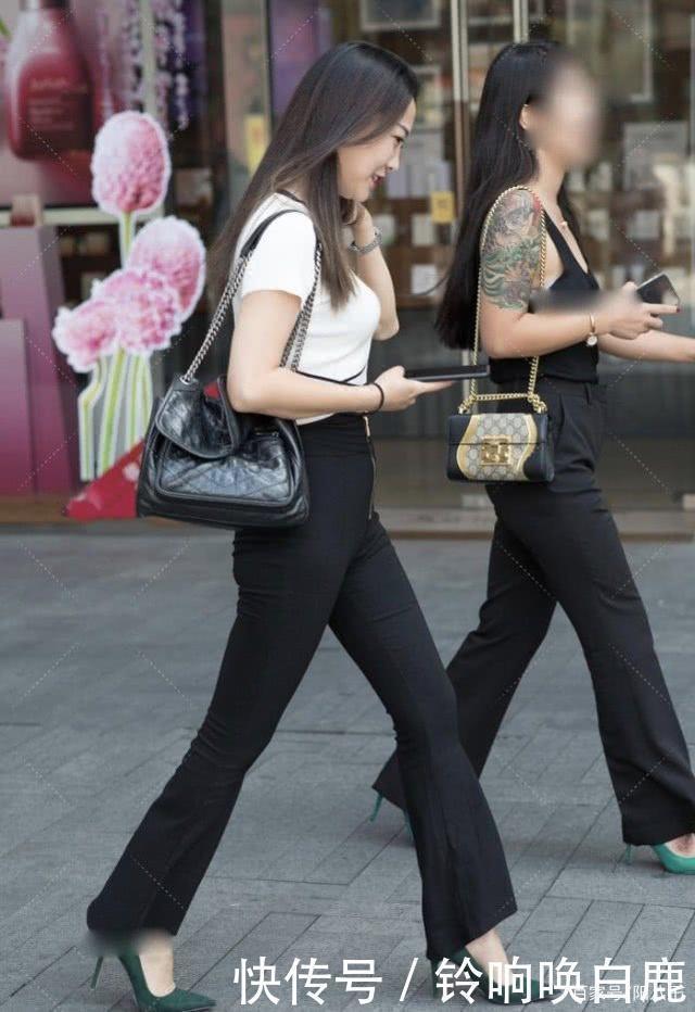 白色T恤搭配高腰鱼尾裤,大气端庄,时尚优雅