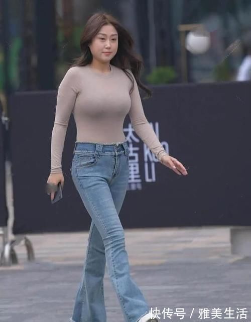 打底裤 藕粉色紧身上衣搭配浅色微喇叭裤，干练十足，显得高挑