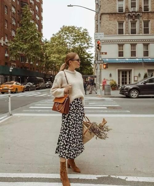 最近火了一种穿法：毛衣+半身裙，照着穿不会出错，温暖整个春天