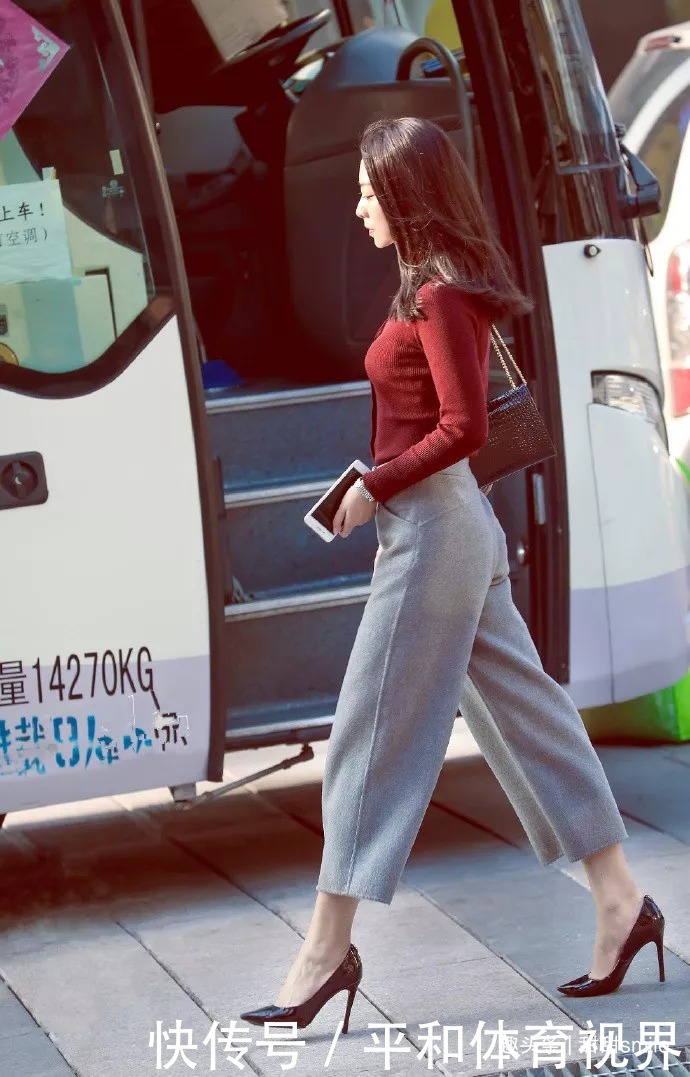 美女脚上搭配一双黑色的尖头高跟鞋,气质优雅又凸显着迷人的气息