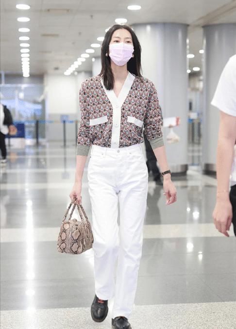 时髦的女人很少选阔腿裤了，今年流行的是“豆腐裤”，显瘦又显高