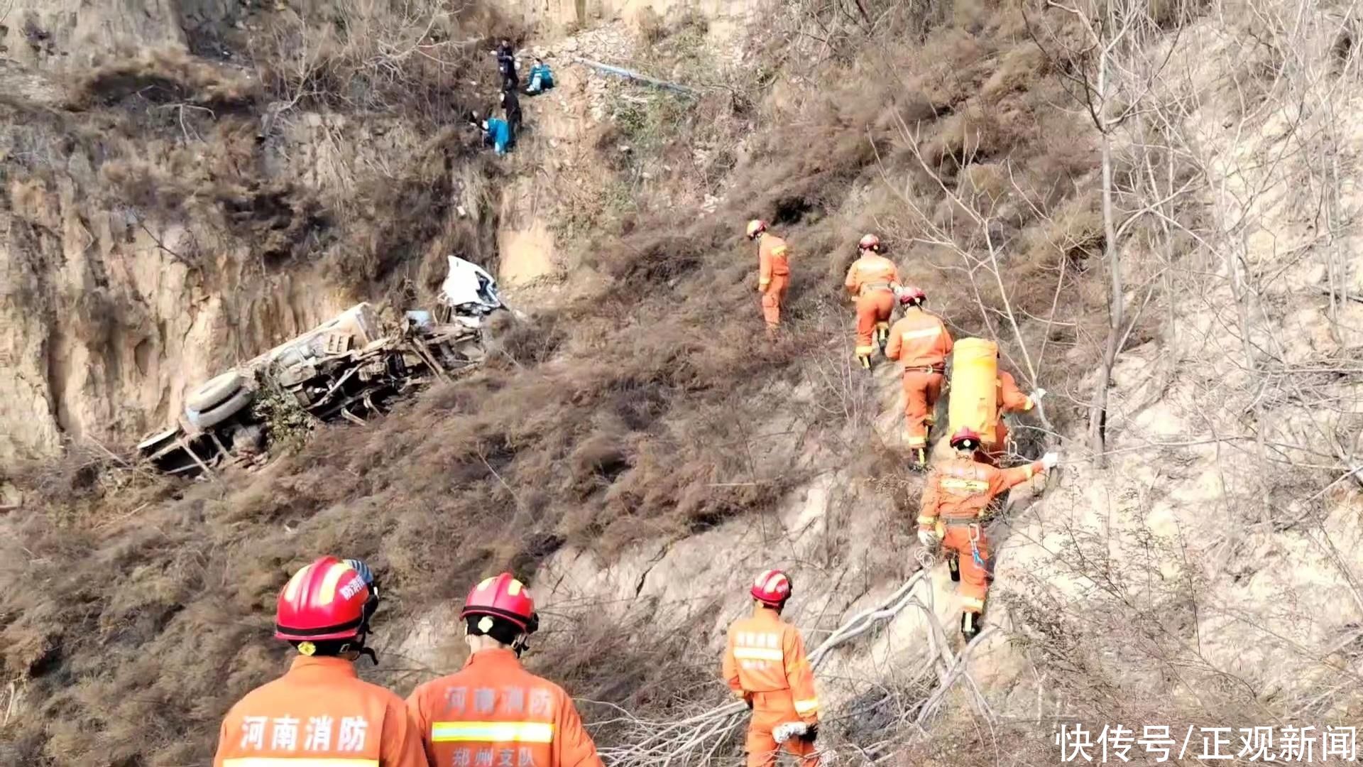 洒水车滚落悬崖    消防员半山腰救出受伤司机