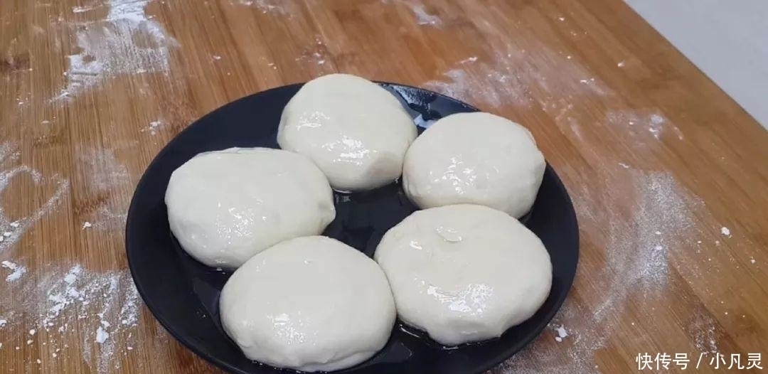 面粉|面粉这样做才最好吃,不用发面,出锅后个个鼓大泡,比油条都好吃