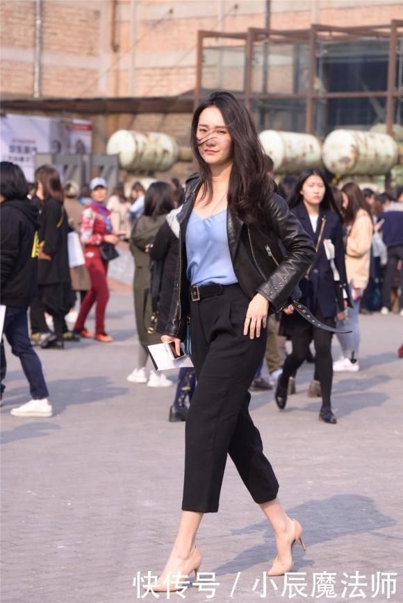机车|机车皮衣也能穿出优雅女人味,搭配七分裤,美丽到酷