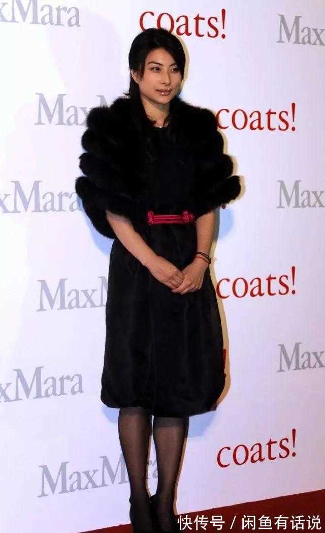 豪门阔太|郭晶晶真挺保守的,连衣裙里面还套条长裤,豪门阔太一般不这么穿