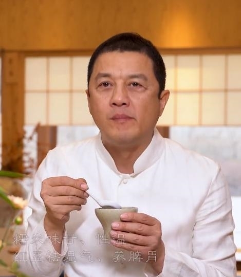 |李亚鹏:拍小寒节气段子,室内摆放的一瓶“干枝杜鹃”成最大亮点