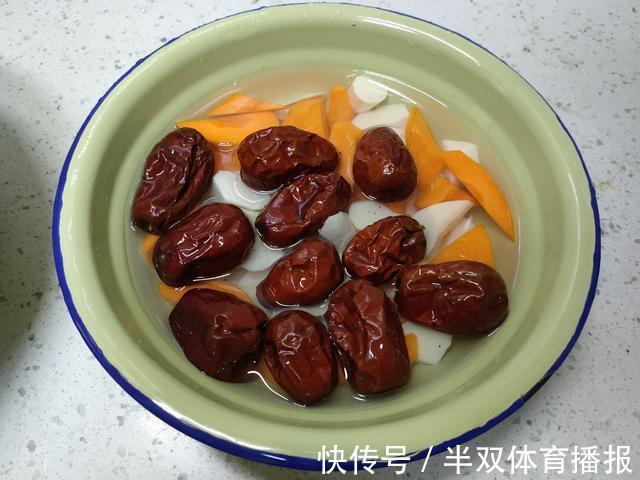腥味|煮排骨汤时，记住“2不放2窍门”，肉质软烂脱骨，汤鲜无腥味
