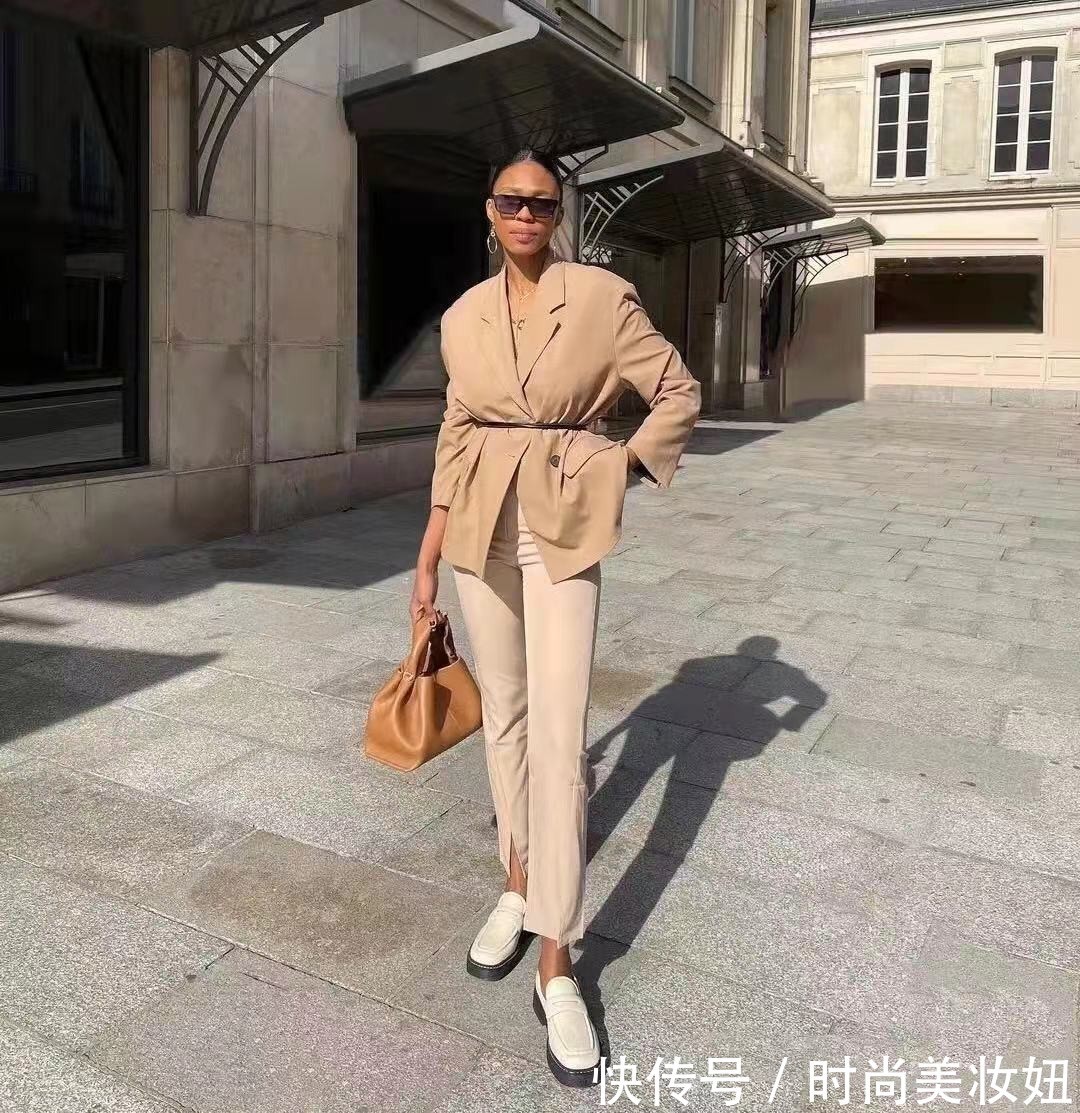 气质|秋冬万能的“媚茶色”,不费力就穿得气质又显贵,适合40岁女人