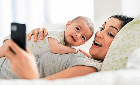 手机|宝妈月子期间玩手机,这五大危害你都知道吗可能会影响终生