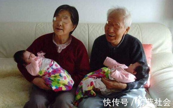 二胎|45岁高龄产妇生下二胎后,被踢出了家族群,儿子活该,自作自受