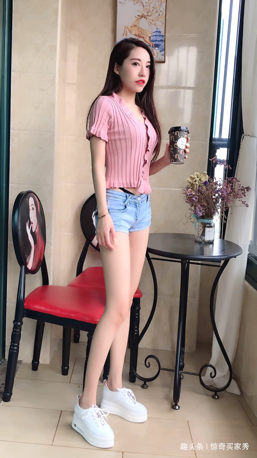 牛仔短裤 美女粉色条纹针织衫搭配牛仔短裤,时尚简约又显身材,减龄又可爱