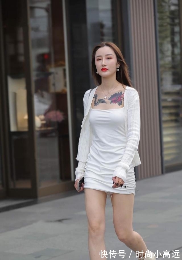 白色 美女一身白色搭配,很清纯的感觉,很有自己的风范