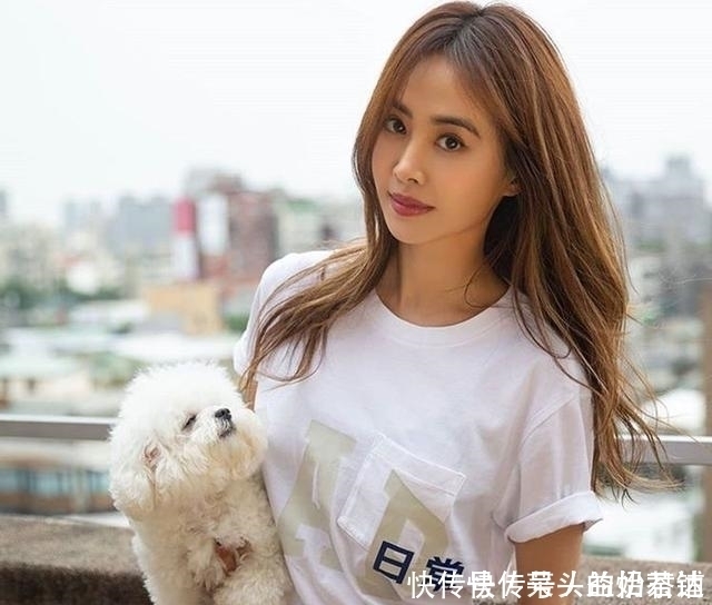 善用各种头发造型产品，轻松打造10款女明星时尚中分发