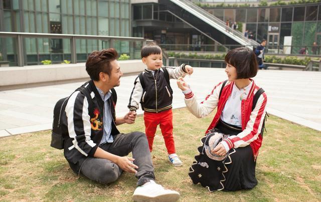 gt|妹妹刚入幼儿园,哥哥在大班赶来''慰问'',兄妹相见的场景太暖心