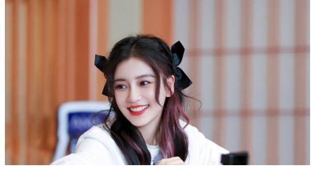 蔡徐坤吸管上沾口红被嘲妆浓,镜头放大20倍,全网都欠他一个道歉