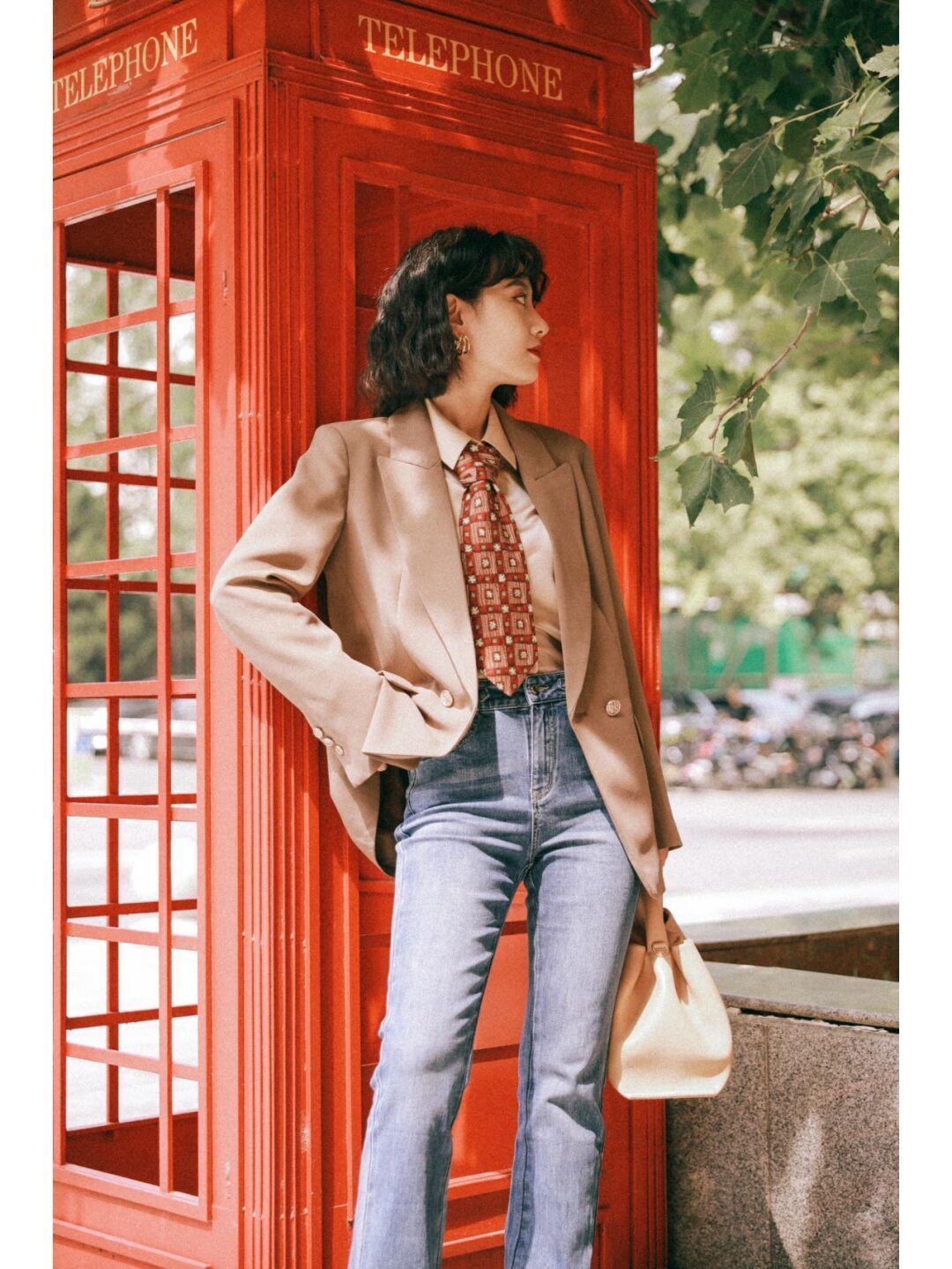 微喇叭|牛仔裤怎么搭配才时髦?搭配西服和衬衫,让你美出新高度,超漂亮