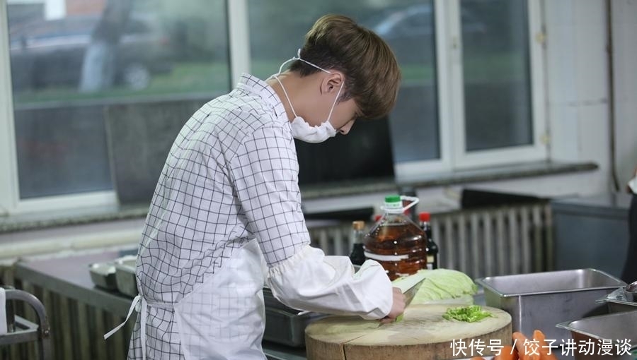 做饭 张艺兴做饭频频出错,但这真的全怪他吗?黄磊的安慰值得点赞