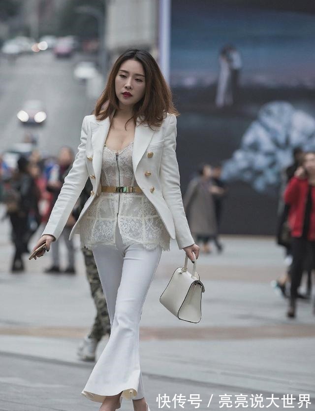 卡其色 优雅洋气的瑜伽裤装扮洒脱不俗,带来姑娘仙女般的神韵,简单得体!