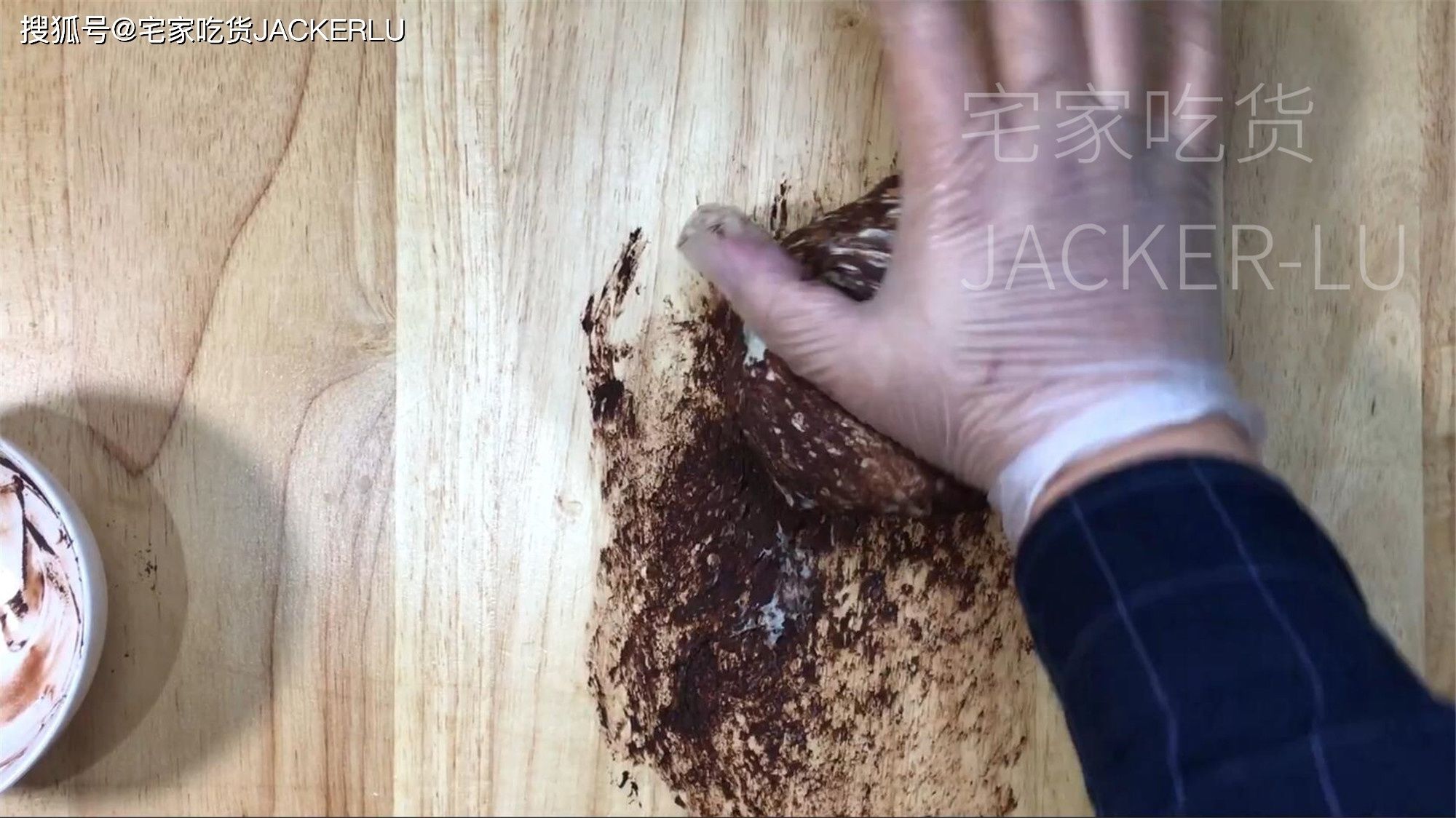 双色吐司面包,牛奶与可可携手共舞,双重味觉享受。