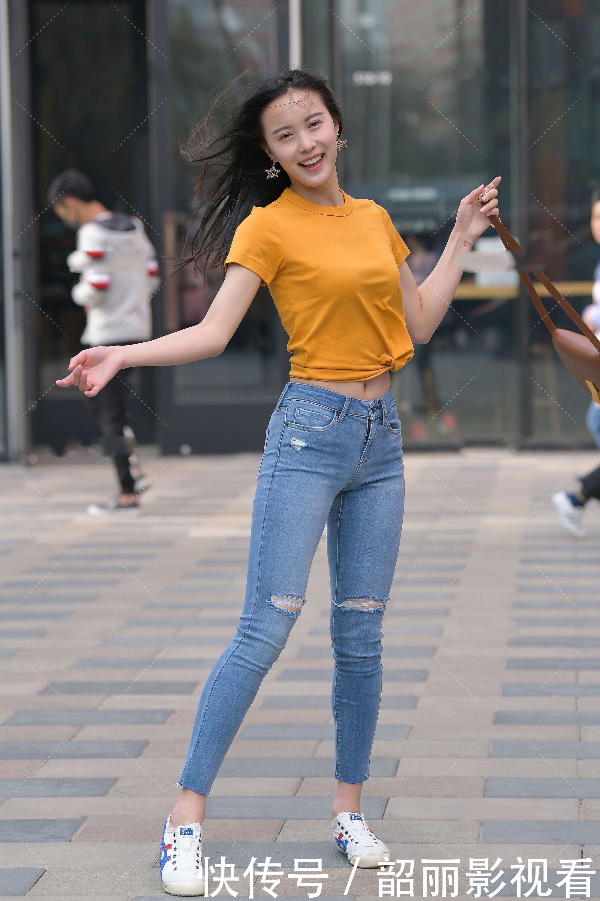 小姐姐 活力满满橙色T恤,搭配浅蓝牛仔裤,营造纯真青春感