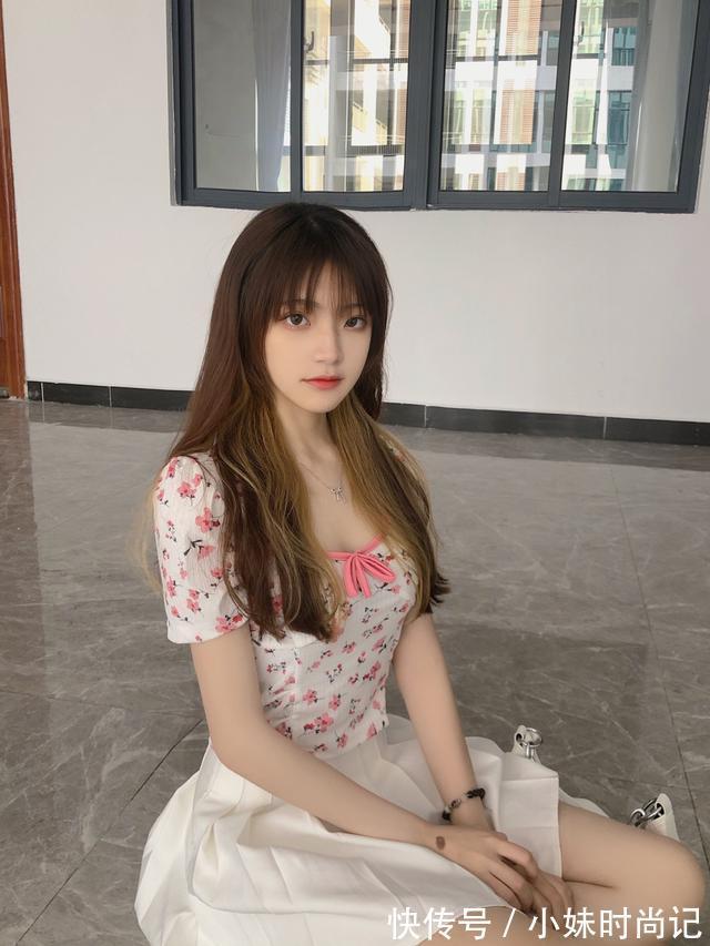 清纯 办公楼里遇见的清纯美女,碎花半袖T恤搭配白色裙子,清新自然