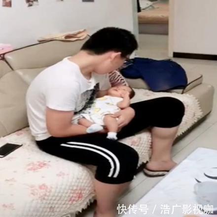 老二|宝妈把妹妹交给哥哥照顾,妈妈感动到哭,网友这是别人家的孩子