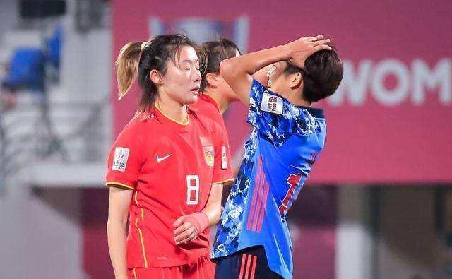 中国队|16倍镜还原,国足队长吴曦躲球艺术VS女足硬汉娄佳惠4次舍身救球