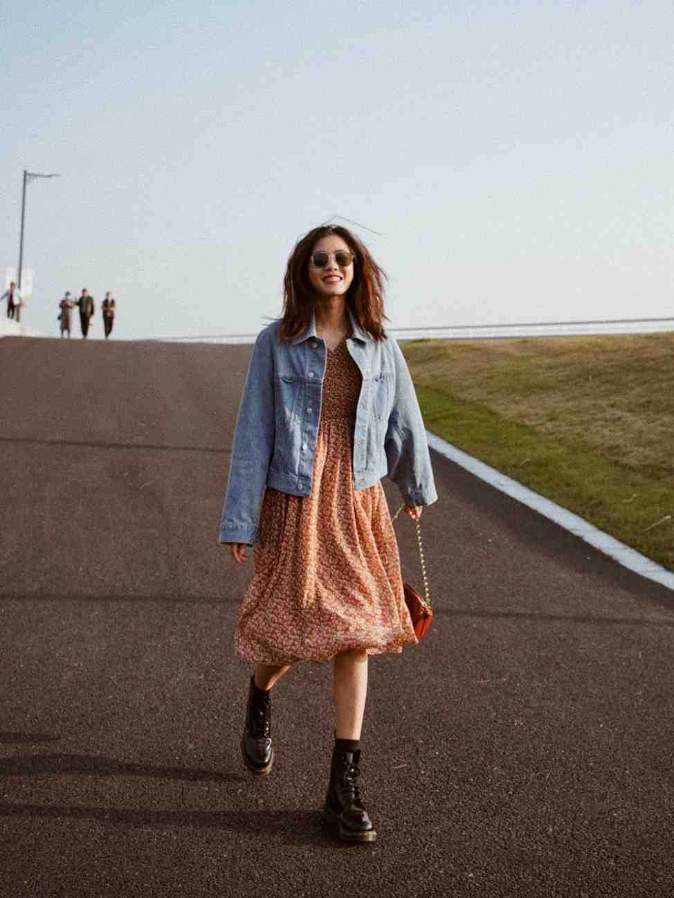 一眼万年 早春就流行穿“牛仔外套”,时髦减龄还不挑人,谁穿都好看