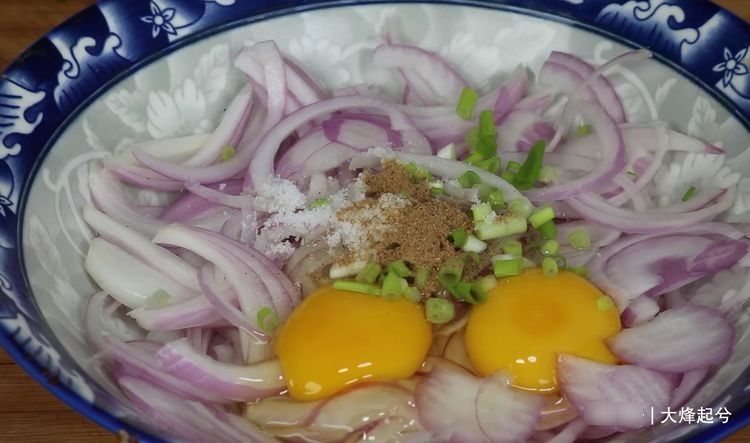 洋葱最好吃做法，打入2个鸡蛋，没想到很好吃，太香了