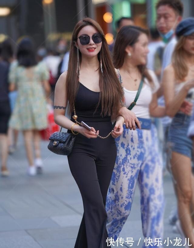 女神 打底裤的打扮尽显优雅气息,展现女神的自信,好看又不简单