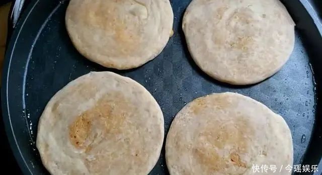 酥饼|这面食我三天两头做一回,做法简单,酥脆掉渣,每次做一锅不够吃